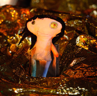 Seule, une petite fille