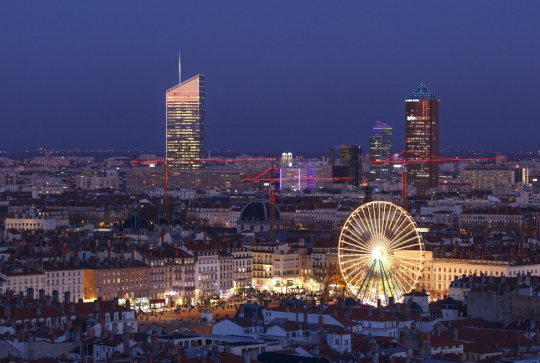 Grande roue à Lyon place Bellecour : PEedant la nuit