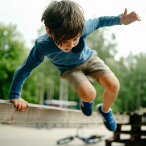 Garçon faisant du parkour