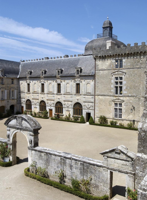 Château de Vayres - Cour du Pavillon d'entrée