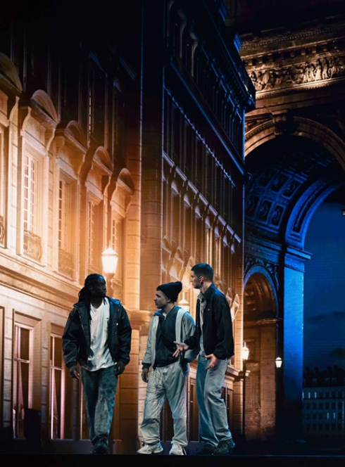 La Haine - la comédie musicale de Mathieu Kassovitz : Trois comédiens sur scène devant un décor représentant Paris