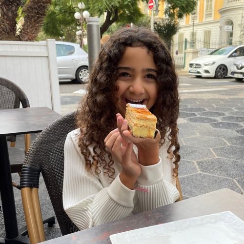 Maison Armand : Une petite fille mange un mille-feuille