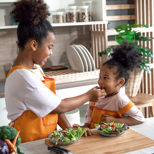 Le salades qu'adorent les enfants : Préparations d'une salade entre soeurs