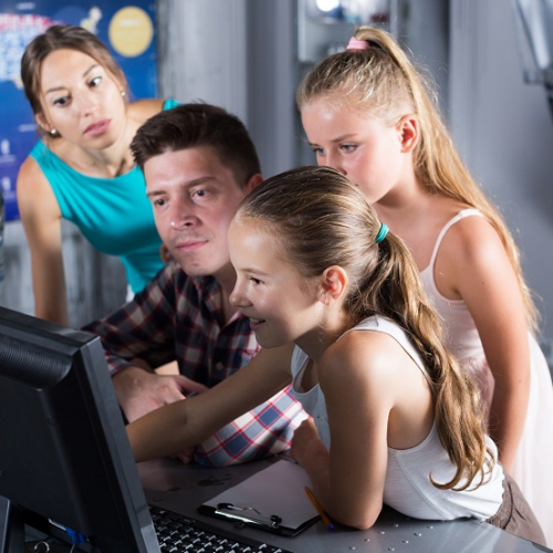 Adobe Stock - famille dans un escape game