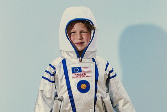 Enfant déguisé en astronaute