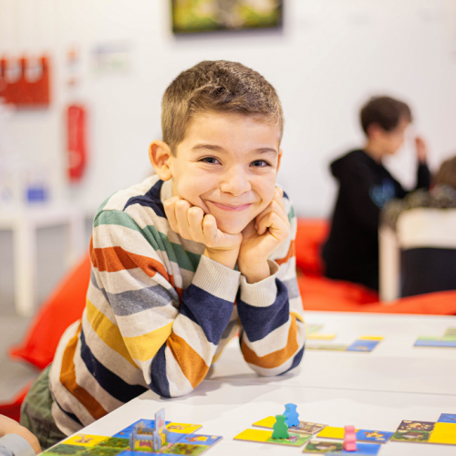 Gare Croisette : Petit garçon qui joue à des jeux de société