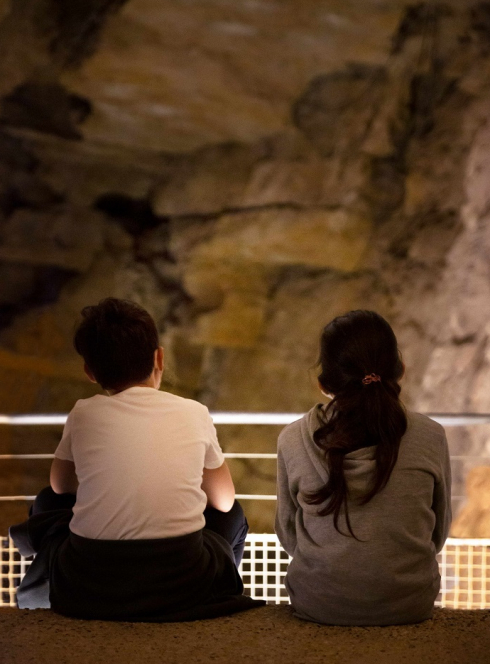 Grottes de la Balme : Deux enfants dans la Grotte