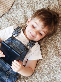 Enfant jouant avec une tablette