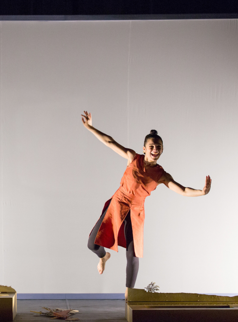 Moun portée par l'écume et les vagues