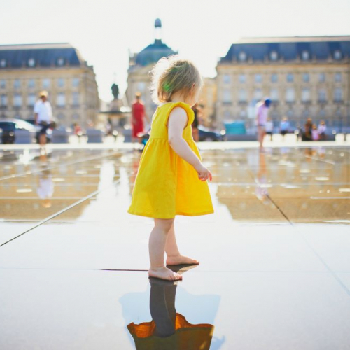 Photo petite fille sur le miroir d'eau