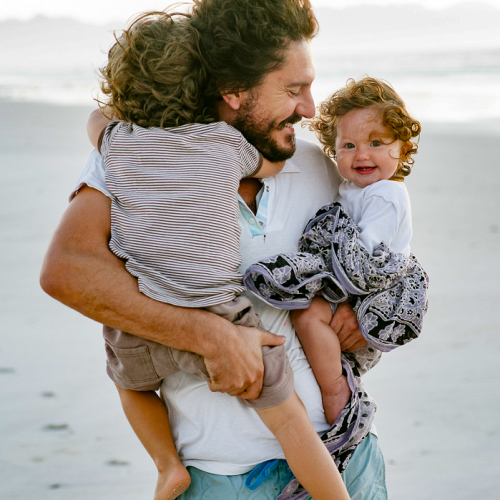 Touquet-Paris-Plage : Une petite fille et un petit garçon dans les bras de leur père