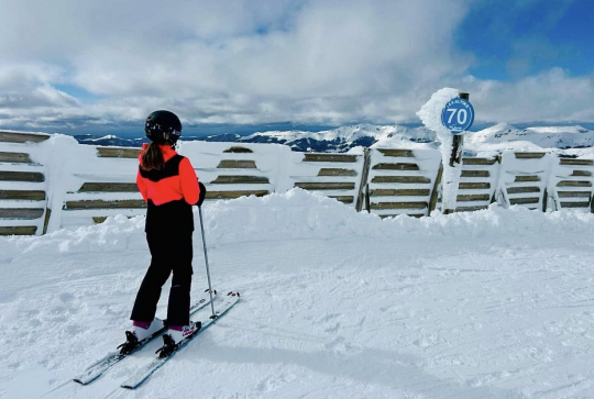 Le Lioran - Page officielle : Jeune fille sur une paire de ski
