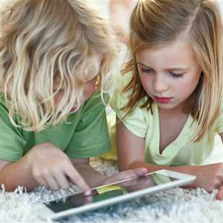 enfants jouent avec une tablette