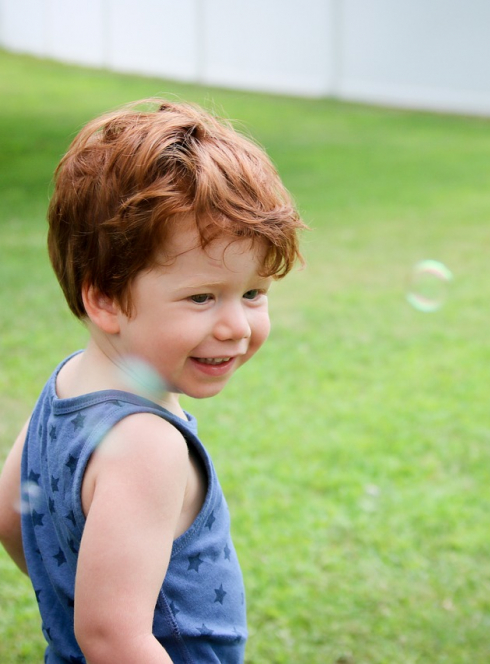 Petit garçon dans un jardin