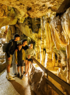 grottes du Cerdon, une famille qui visite les grottes