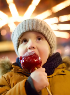 Marchés de Noël à Paris : enfant et pomme d'amour