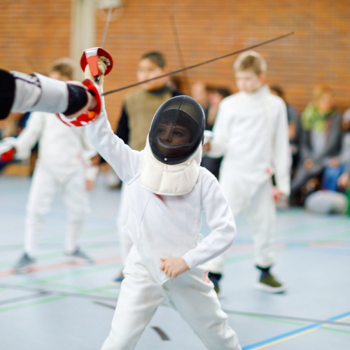 OGC Nice Escrime : Un petit garçon fait de l'escrime