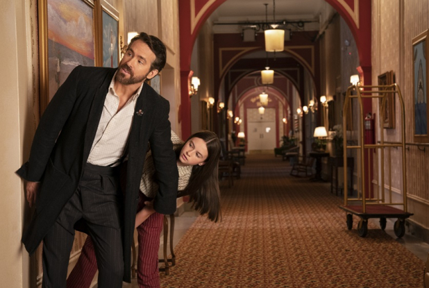 Blue & Compagnie : Ryan Reynolds dans un couloir