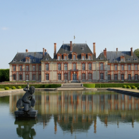 Château de Breteuil : Vue sur le château et le miroir d'eau