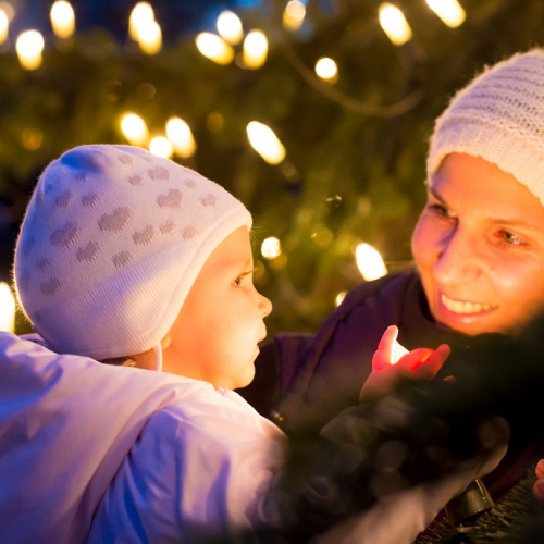 Noël à Menton : Une petite fille et sa maman devant des illuminations de Noël