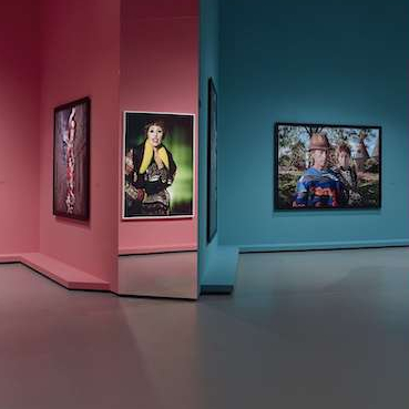 Micro-visites LIVE à la Fondation Louis Vuitton : vue d'une installation de l'expo "Cindy Sherman : une rétrospective (1975-2020)
