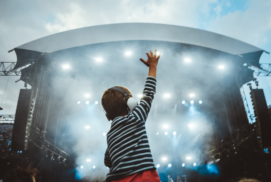 Rock en Seine : un concert rock avec un enfant sur les épaules