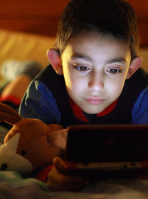 Son copain dort à la maison