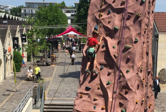 Mur d'escalade à Bercy Village pour les vacances