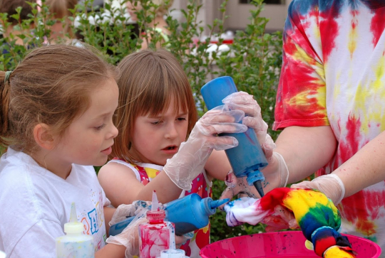 Des enfants font un tie and dye diy