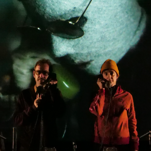 Ne pas finir comme Roméo et Juliette, ciné-spectacle, deux personnes sur scène