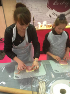 Mère et fille à un atelier Cook & Go