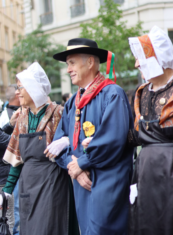 Costumes traditionnels à la Fête des bannières