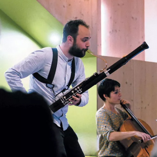 Murmures de notes : un joueur de basson et une violoncelliste