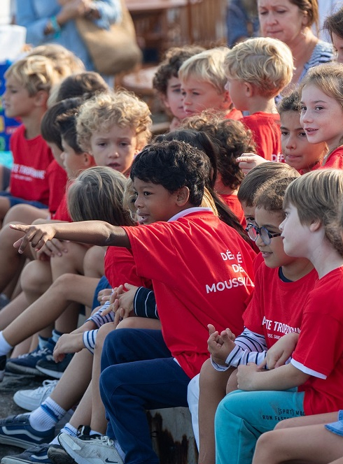 Voiles de Saint Tropez : Des enfants sur le port