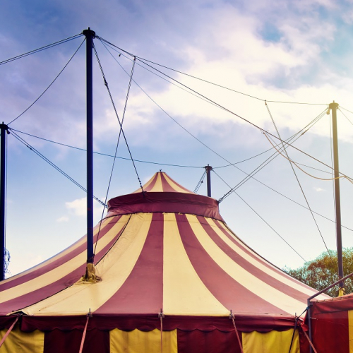 Cirque de France Dubois : Toit d'un chapiteau de cirque rouge et jaune