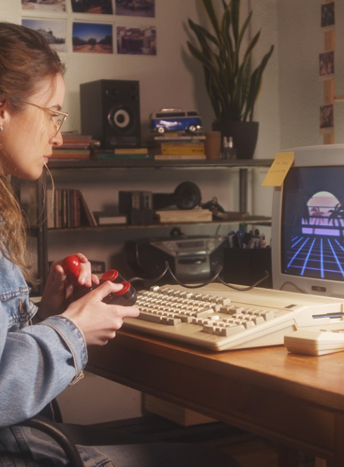 Gamers Rétro festival à Cannes : Une jeune adolescente joue à un des premiers jeux vidéo sur PC