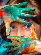 KiDS iN ARTS : ateliers créatifs pour les enfants ; petite fille de la peinture sur les mains