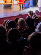 Enfant et public dans un théâtre