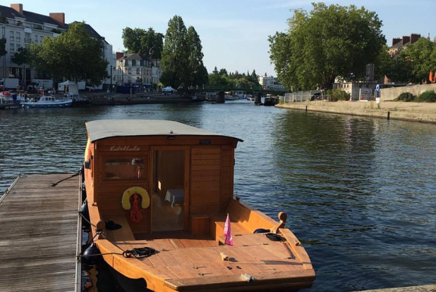 Libellule, la toue de Nantes : à quai