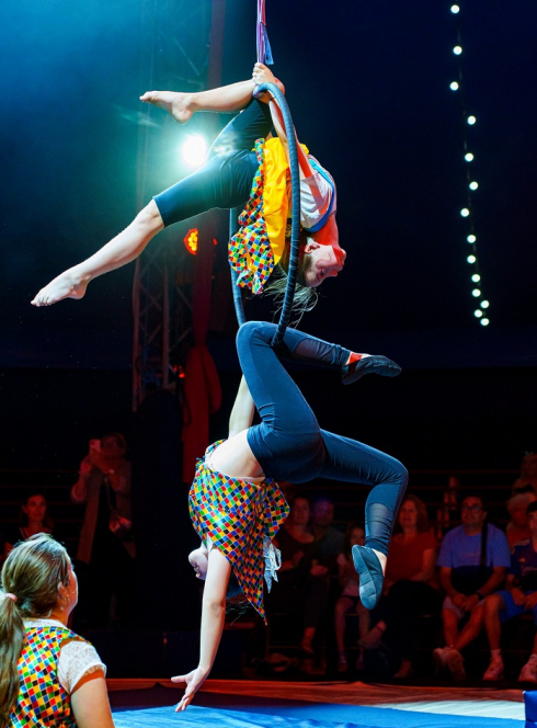 Cirque Imagine : Des petites circassiennes dans un cerceau