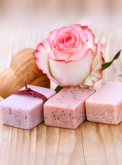 Fête des mères : fabriquer un savon, un exercice délicat