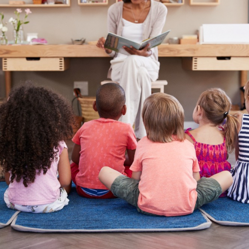Enfants qui écoutent un conte