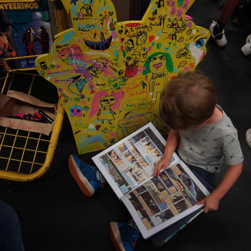 Festival du Livre de Mouans-Sartoux : Un petit garçon regarde une BD