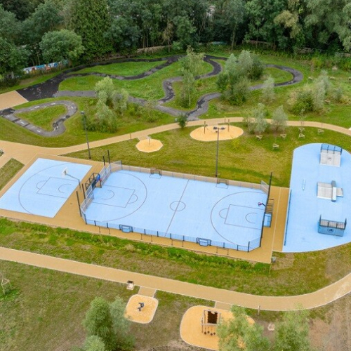 Site des pyramides : Terrain de basket et skatepark