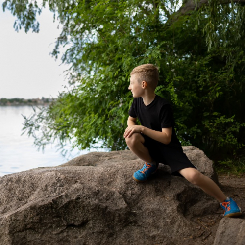 Enfant au bord de l'étang