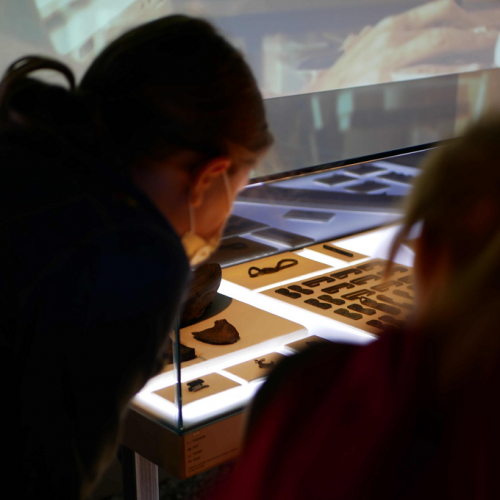 Journées européennes de l'archéologie : Des enfants observent une collection
