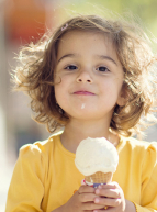 Petite fille qui mange une glace
