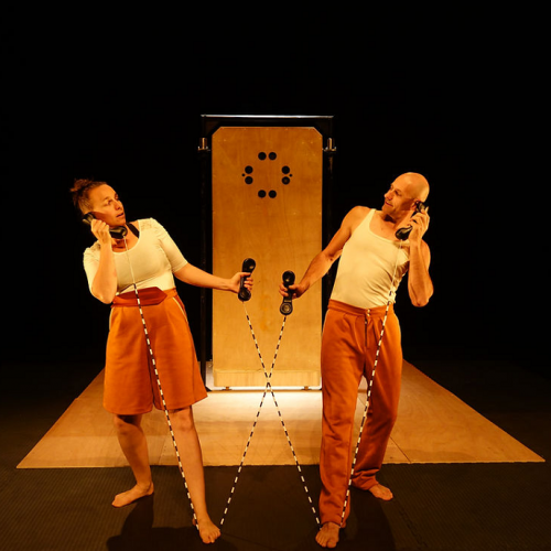 Jeux d'enfants : Deux interprètes sur scène jouent avec des téléphones et des cordes