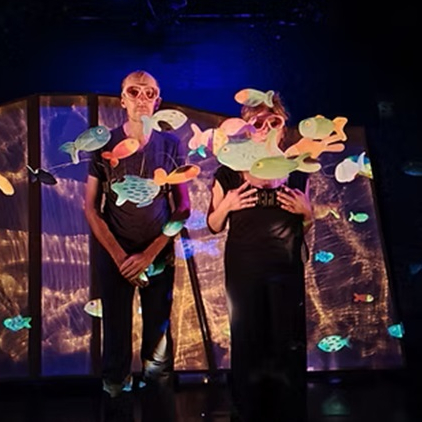 Lola et Dino dans la foule - Cie Rouges les Anges