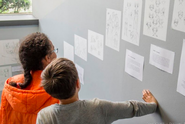 Festival Made in Asia : enfants observent oeuvre